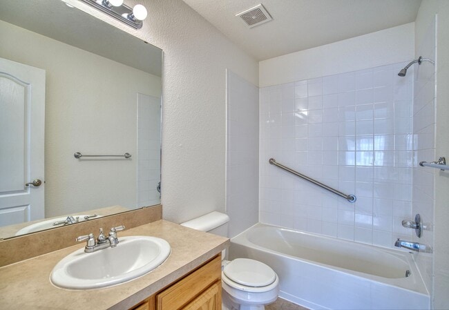 Building Photo - Beautiful Quail Crossing Townhome – Walk t...