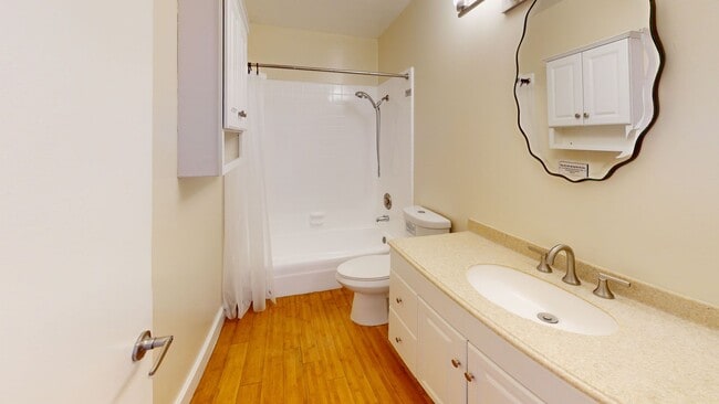 Building Photo - Freshly Painted Upstairs Condo with Community Pool