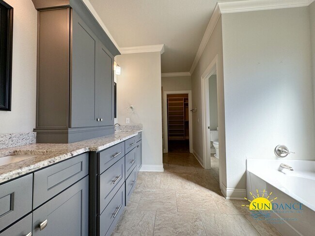 Building Photo - Exquisite 4 Bedroom Home in Navarre Near Beaches & Amenities!
