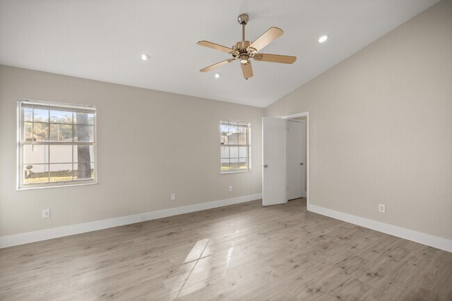 Building Photo - Newly remodeled Lovely 3-bed 2 Bath Home in desirable Location!!