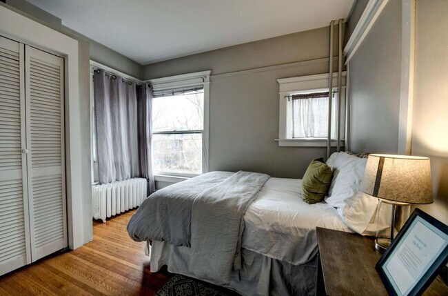 Building Photo - Beautiful two story unit with Victorian charm