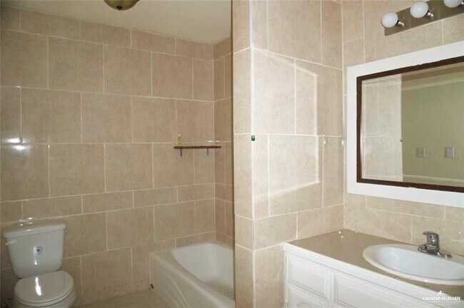 Building Photo - 531 Tulip Cir