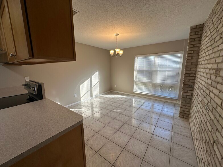 Building Photo - 6524 Voltaire Dr