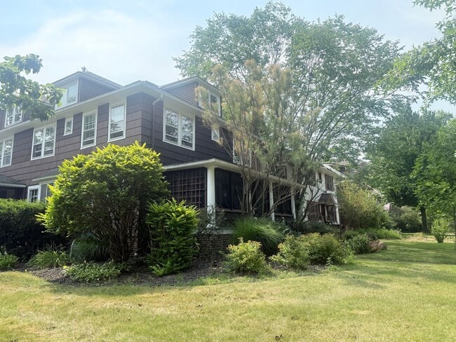 Building Photo - 2425 Demington Dr