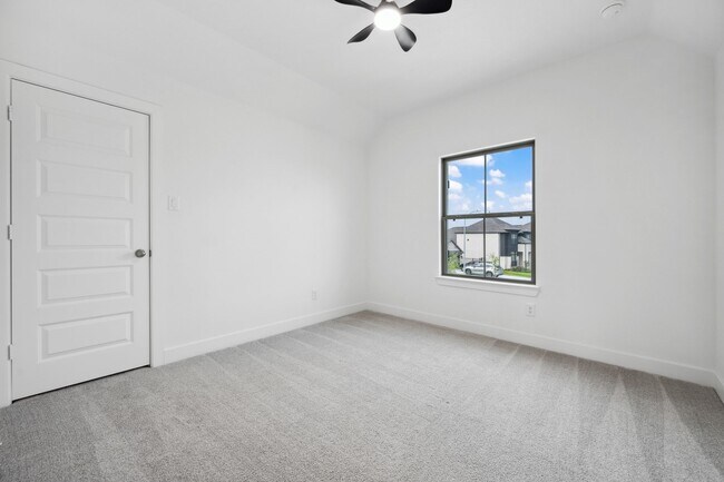 Building Photo - 863 Sarasota Shore Dr