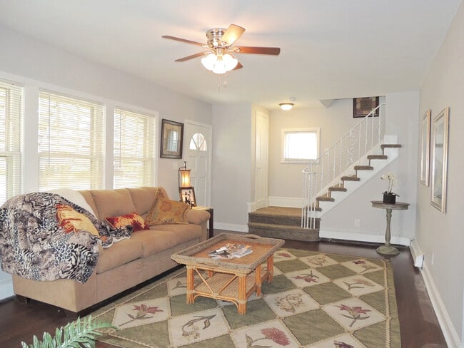 Building Photo - Completely Renovated 5 Bedroom - 1.5 Bath ...