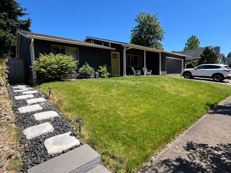 Building Photo - 21654 SW Columbia Dr