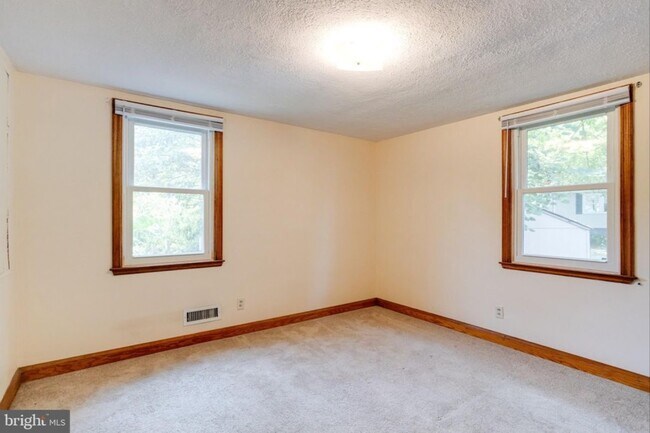 Building Photo - 905 Regester Ave