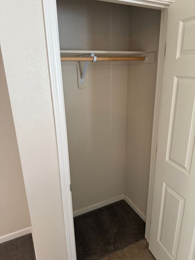 Building Photo - 3-bedroom, 2.5-bathroom townhouse located ...