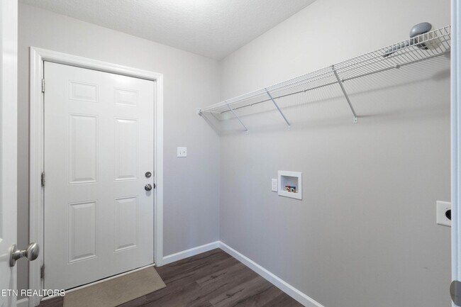 Building Photo - 524 Midlake Dr NE