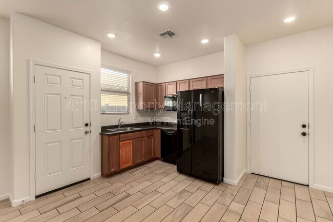 Building Photo - 5216 S 16th Pl