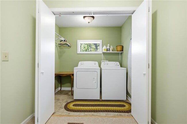 Building Photo - 114 Cherokee Dr S