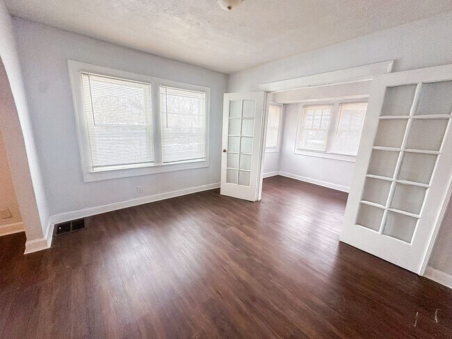 Building Photo - 136 W 37th St
