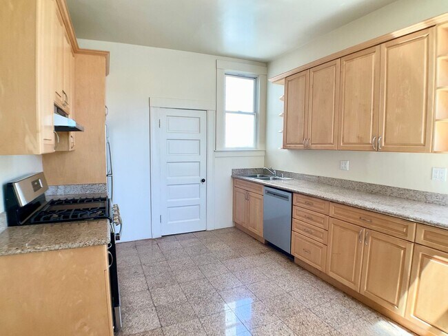 Building Photo - TOP FLOOR 4/2. In-Unit Laundry! Dishwasher...