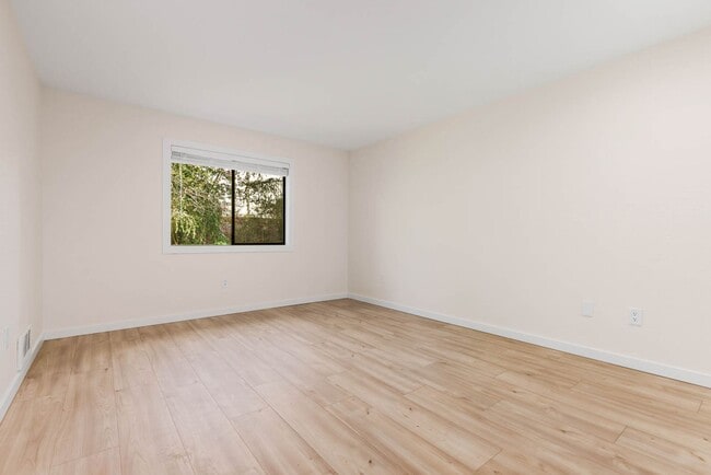 Building Photo - Newly updated 2 Bedroom 2 Bathroom Condo Near Downtown Kirkland- 1 free month!