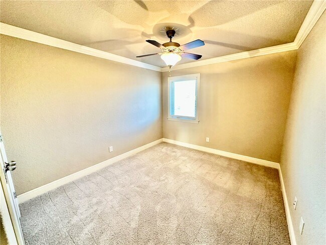 Building Photo - 6613 W Valley View Rd