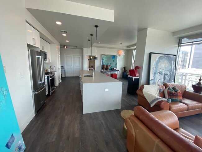 Building Photo - Large 2 bedroom 2 1/2 bath condo at One Li...
