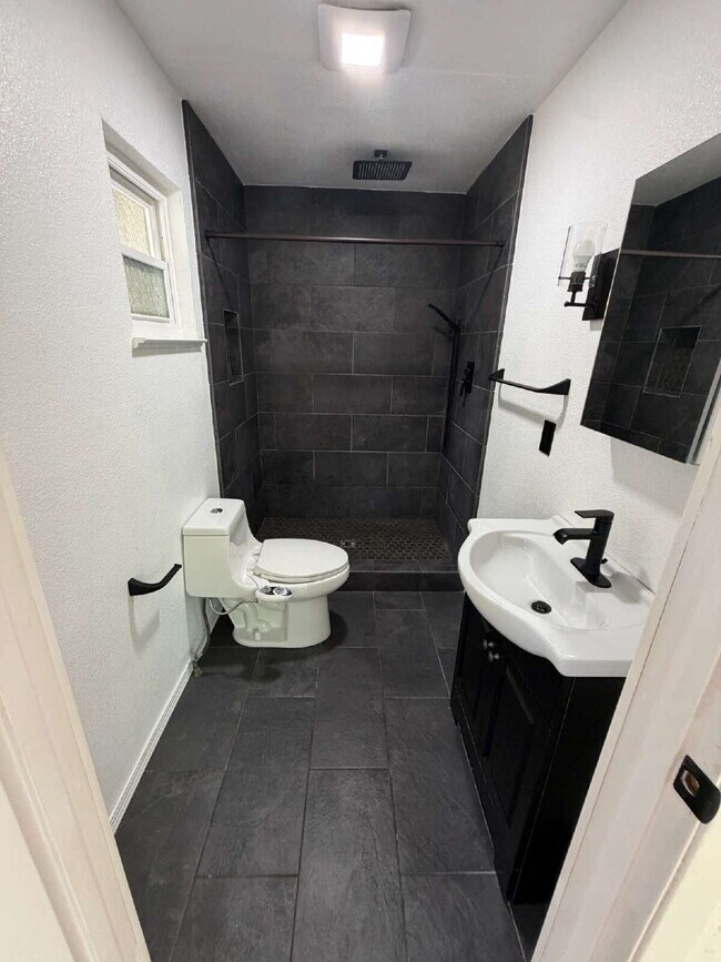 Building Photo - Charming 3-Bedroom Martinez Home with Cozy Fireplace & Spacious Living!