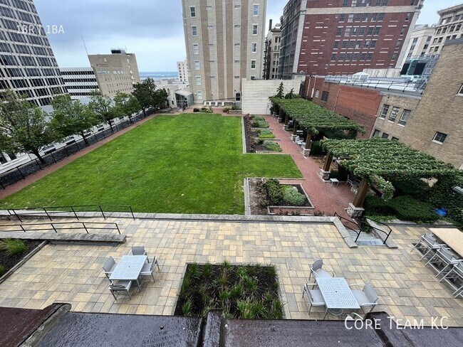 Building Photo - 929 Walnut-02