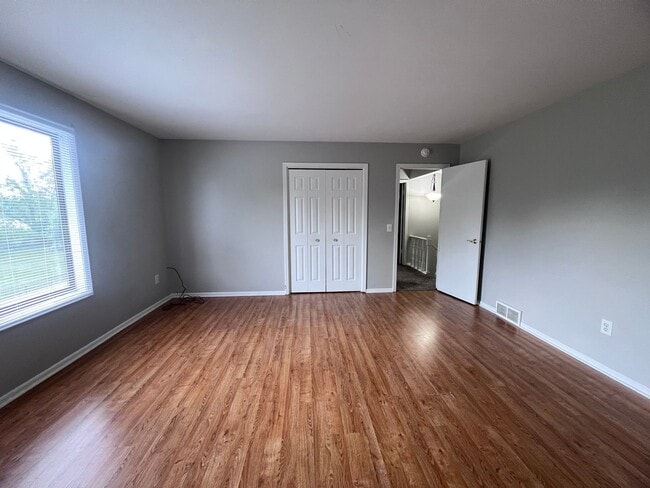 Building Photo - Four Bedroom Large Duplex in Kentwood Scho...