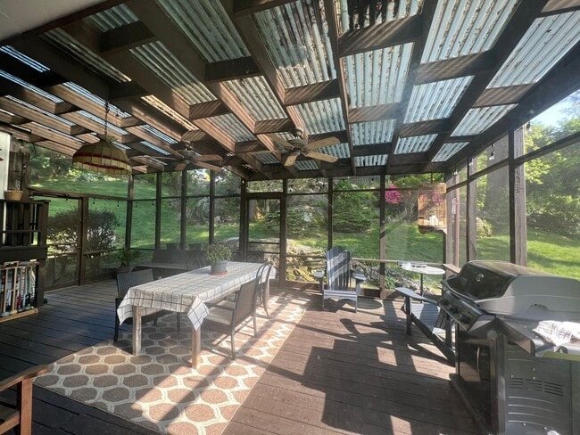 Building Photo - Spacious Well Maintained 3 Bedroom 2.5-Bat...