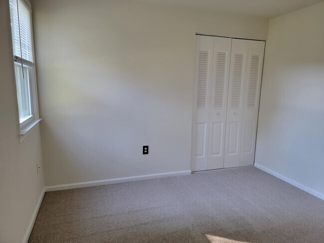 Building Photo - 2209 Harmony Hill Dr