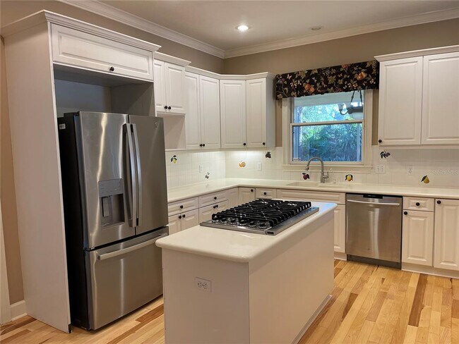 Building Photo - 6604 Crescent Lake Dr