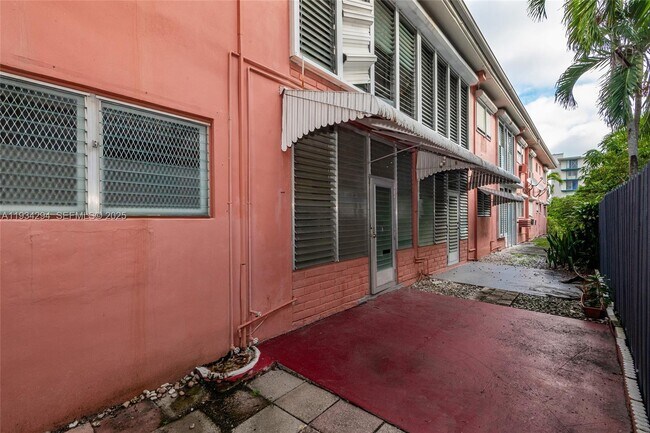 Building Photo - 1560 NE 127th St