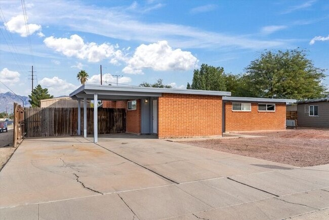 Building Photo - Great Eastside Home!