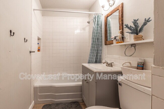 Building Photo - 210 Harwood Dr
