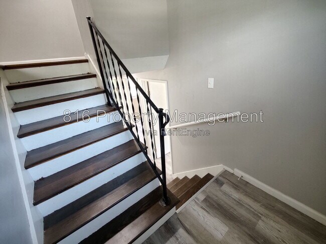 Building Photo - 7941 NE San Rafael Dr