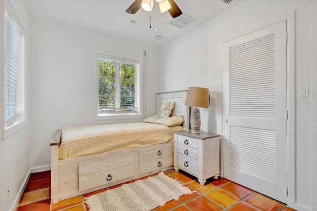 Building Photo - ALL THE CHARM! - Siesta Key 1+ acre on the Bay - 3 bed/ 2 bath pool home