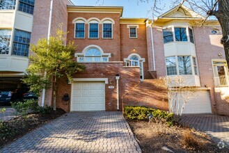 Building Photo - Luxurious 3 Bed 2 Full 2 Half Bath Brick T...