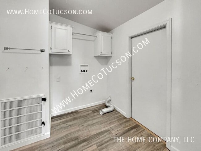 Building Photo - 9410 S Van Dr