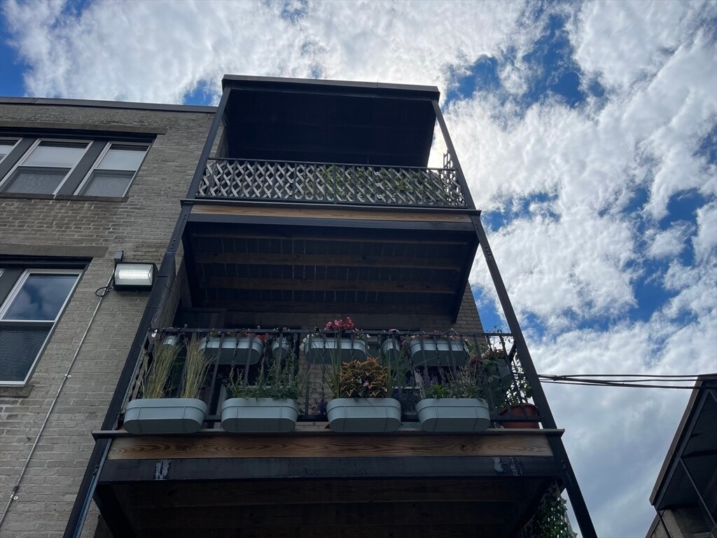 Building Photo - 10 Kinross Rd