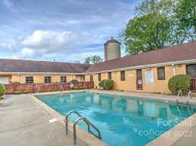 Building Photo - 165 Farm Ln