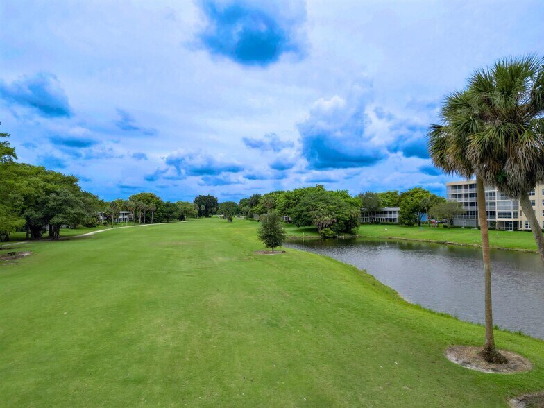 Building Photo - 4030 W Palm Aire Dr