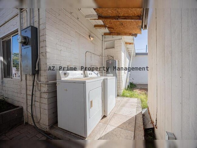 Building Photo - 2646 E Willetta St