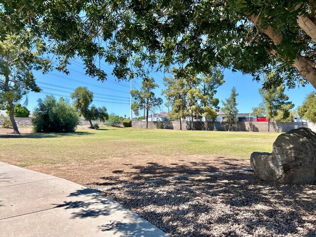Building Photo - 6607 E Sheridan St