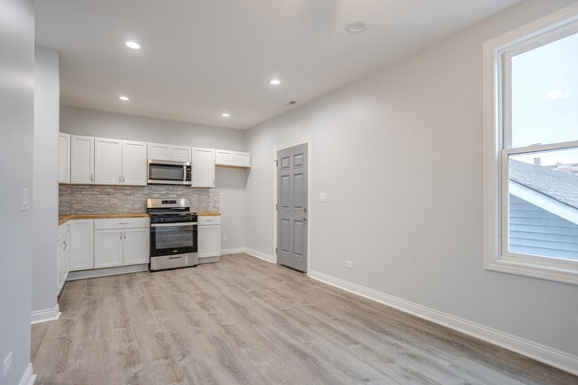 Building Photo - 1013 W 18th Pl