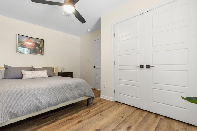 Building Photo - FULLY FURNISHED 3/3 Townhome in Bobcat Vil...