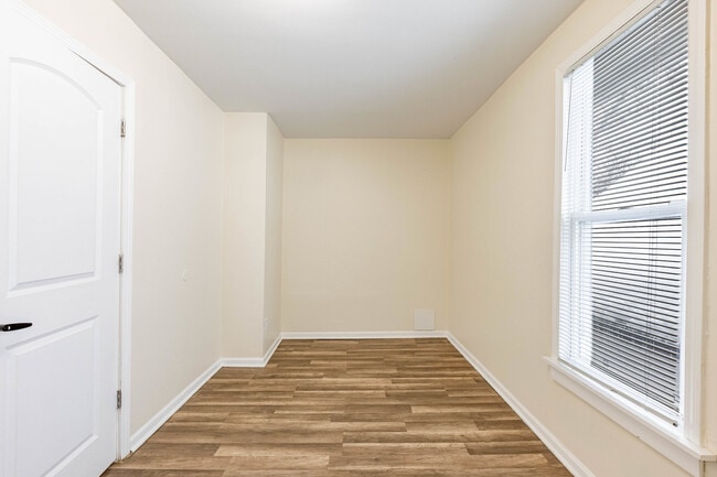 Building Photo - 420 N Lockwood Ave