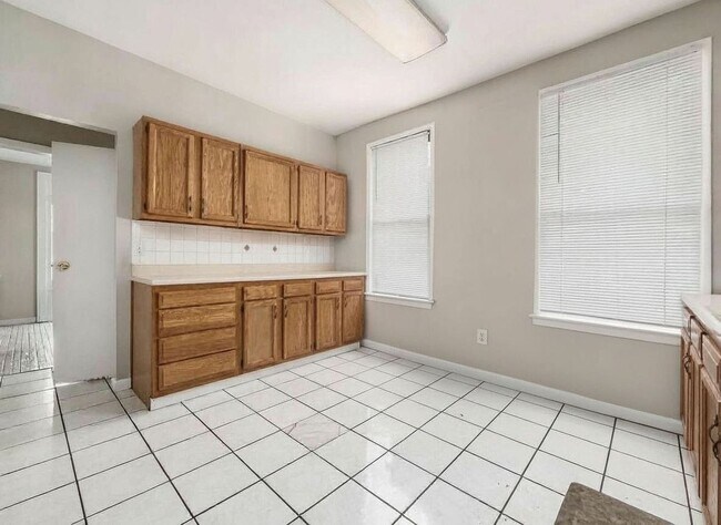 Building Photo - 227 E Northwood Ave