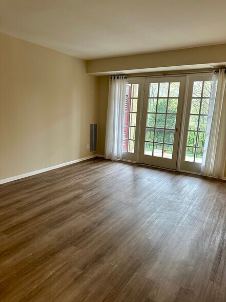 Building Photo - 3945 Lyndhurst Dr