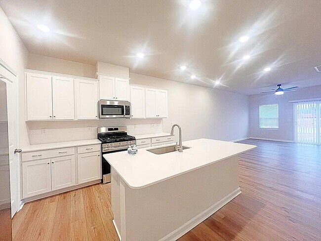 Building Photo - 7 Vine House Dr