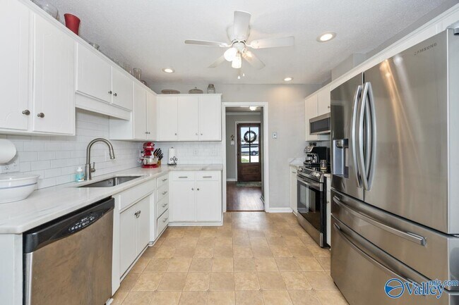 Building Photo - 2303 Buckingham Dr SW