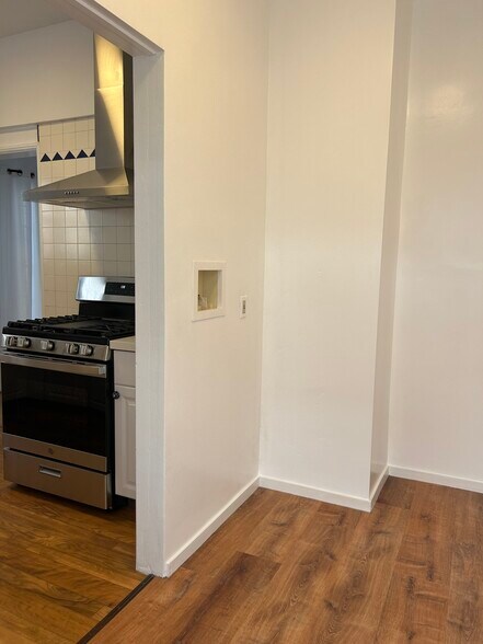 Building Photo - 850 S Kenmore Ave