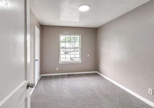 Building Photo - 3-Bedroom Available!