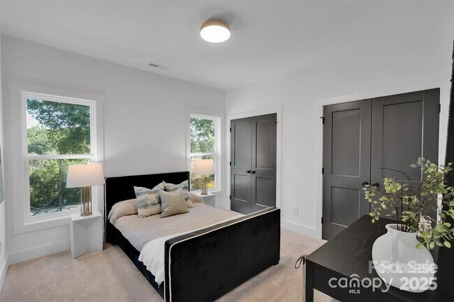 Building Photo - 5615 Lantana Ave