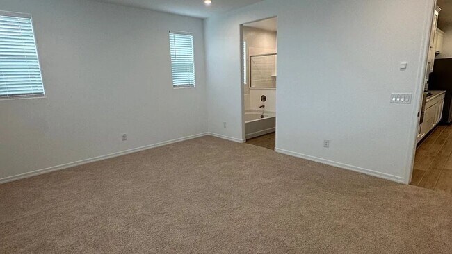 Building Photo - North Peoria Home